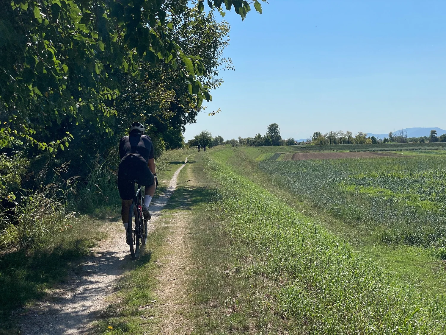 Ciclista gravel lungo il Cammino Magnagati