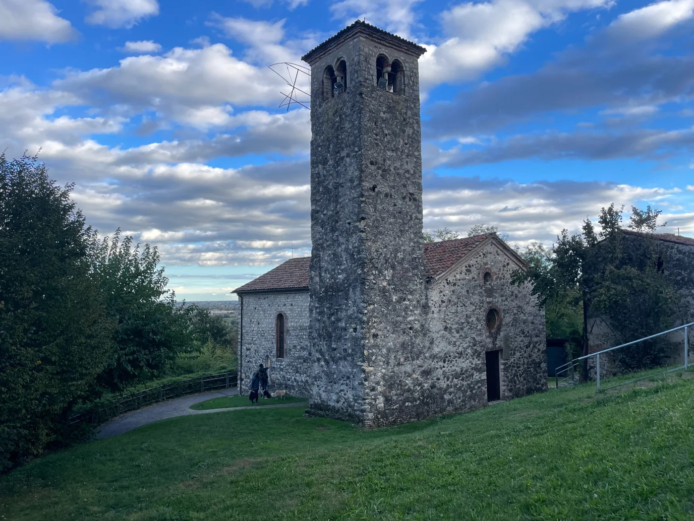 Antica chiesa con campanile in pietra lungo il cammino