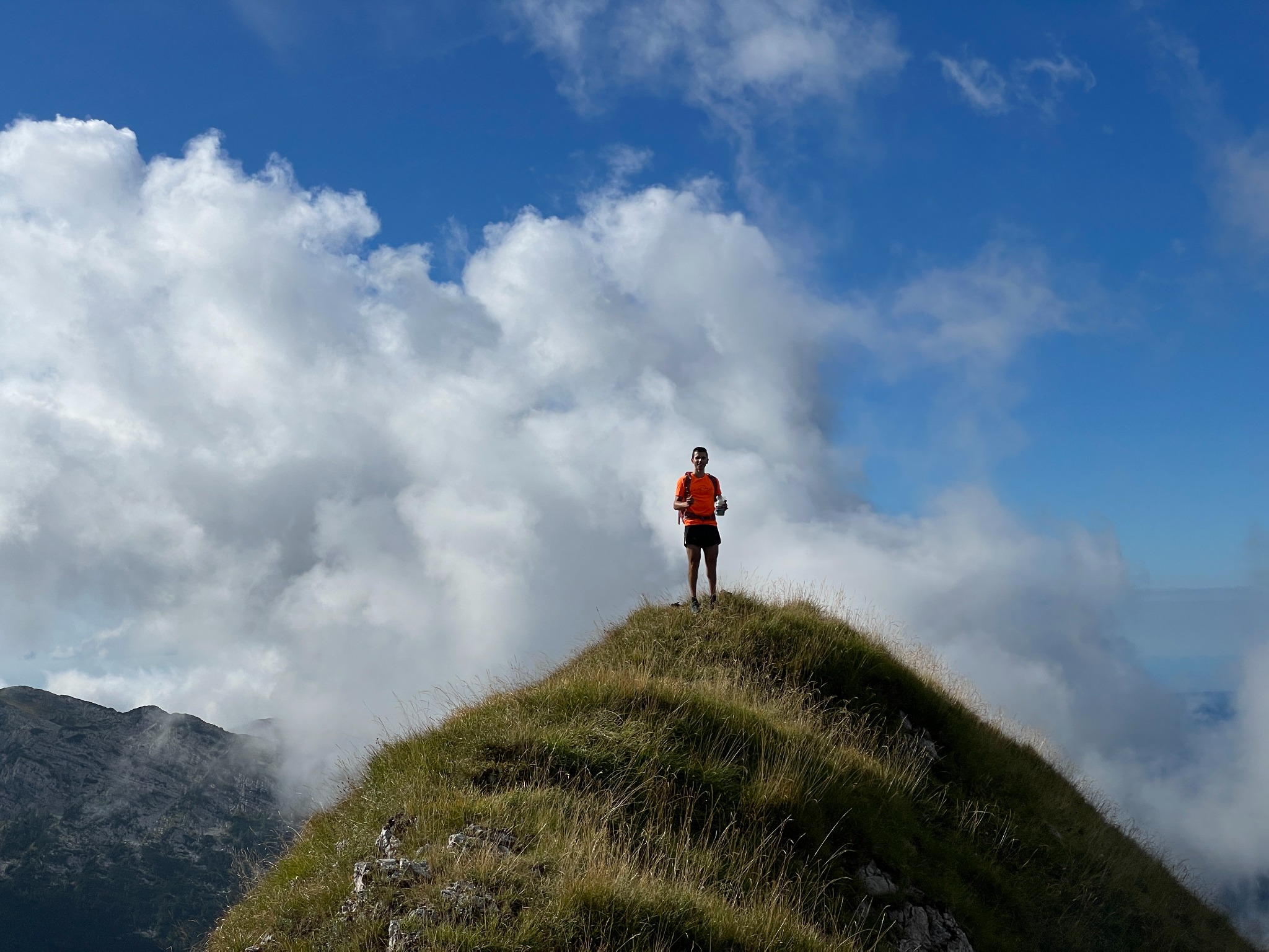 Luca su una cima erbosa tra le nuvole